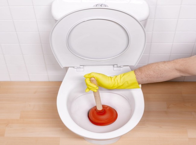 Xử lý bồn cầu bị tắc vật cứng bằng cây thụt