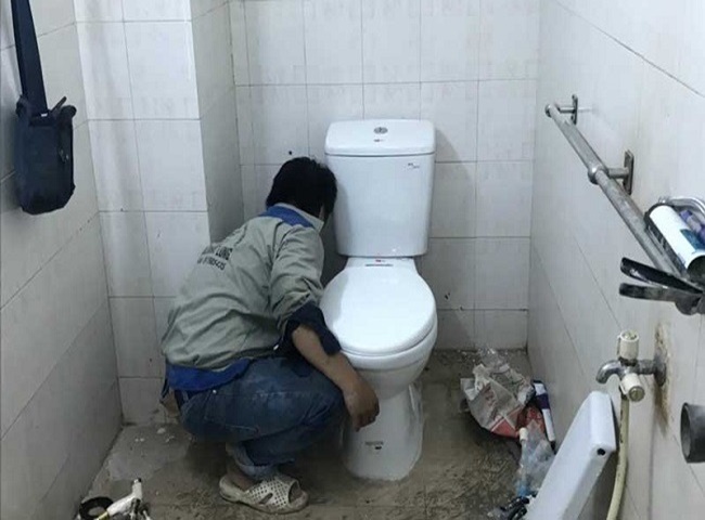 Xử lý bồn cầu bị tắc vật cứng bằng dịch vụ chuyên nghiệp