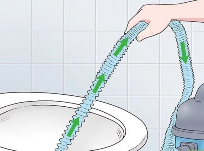 Xử lý bồn cầu bị tắc vật cứng bằng máy hút