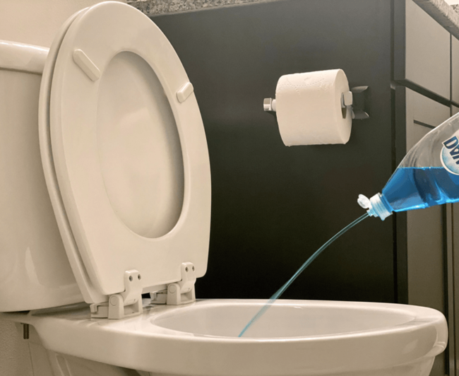 Khắc phục bồn cầu bị tr&agrave;o ngược bằng nước rửa ch&eacute;n