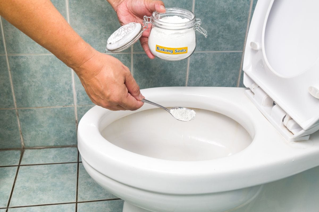 Xử l&yacute; bồn cầu xả nước bị tr&agrave;o ngược bằng baking soda