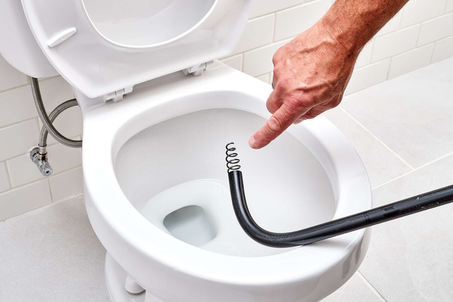 Khắc phục bồn cầu bị tr&agrave;o ngược bằng d&acirc;y th&ocirc;ng nghẹt