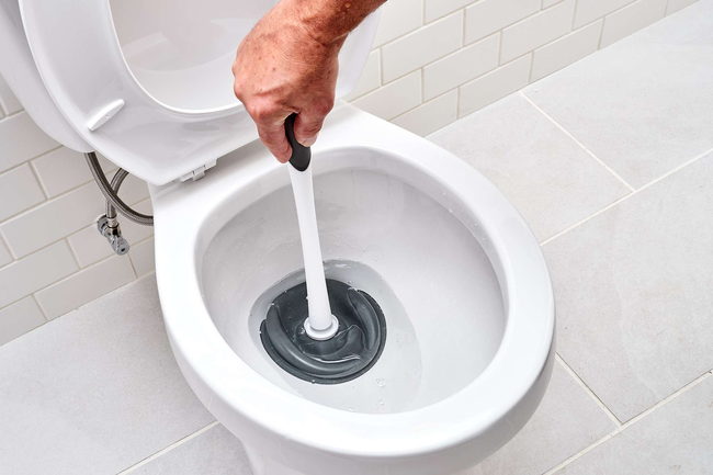 Khắc phục bồn cầu bị tr&agrave;o ngược bằng c&acirc;y thụt bồn cầu