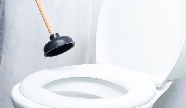 Bồn cầu nh&agrave; vệ sinh bị nghẹt v&agrave; c&aacute;ch khắc phục