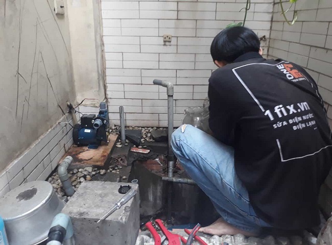 Thông đường ống thoát nước trào ngược.