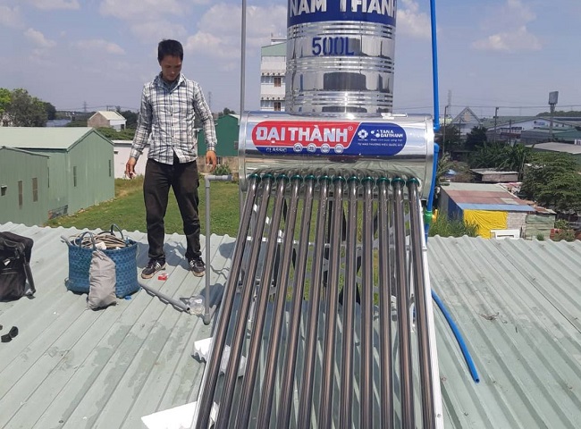 Bồn nước đứng lắp tr&ecirc;n m&aacute;i nh&agrave;.