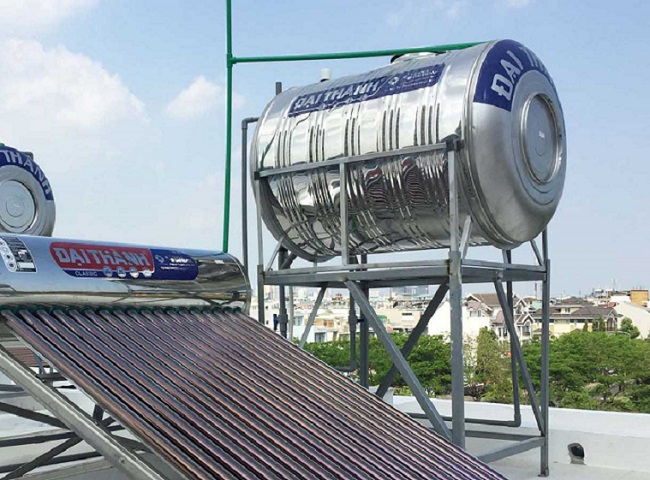 Bồn nước ngang được lắp tr&ecirc;n s&acirc;n thượng.