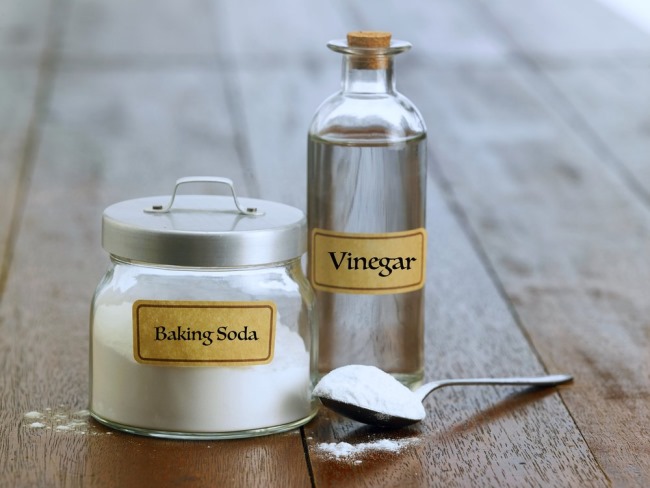 Xử l&yacute; m&ugrave;i h&ocirc;i cống bằng baking soda v&agrave; giấm ăn