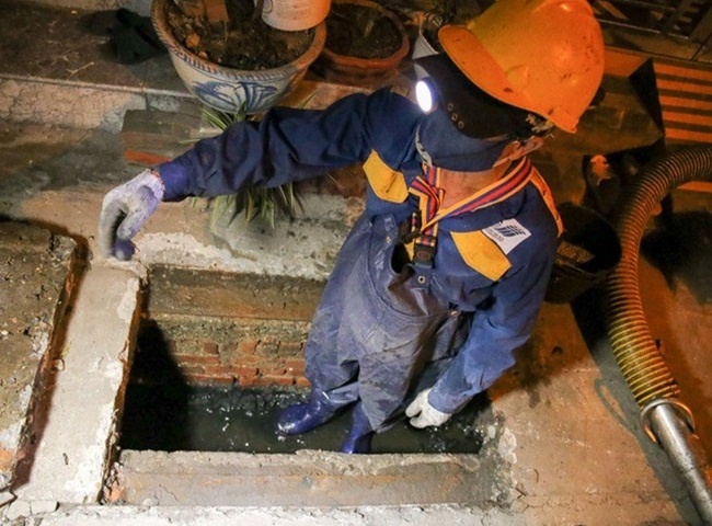 Thợ nạo v&eacute;t hố ga quận 8 cho biết nguy&ecirc;n nh&acirc;n hố ga bị đầy