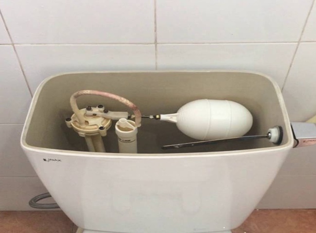 Nước trong bồn cầu bị hút sạch khi xả do mất nước cục bộ