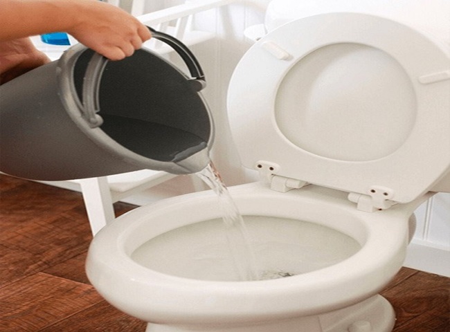 Xử lý nước trong bồn cầu bị hút sạch do thiếu hơi