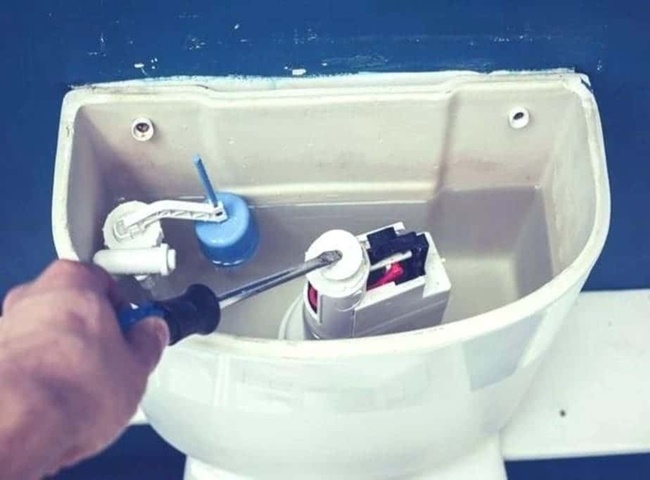 Xử lý nước trong bồn cầu bị hút sạch do van khóa nước