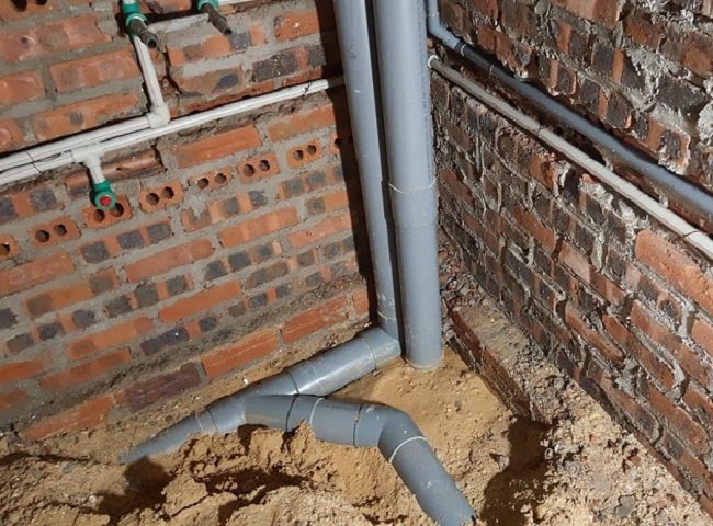 Đường ống tho&aacute;t nước &acirc;m tường bị r&ograve; rỉ.