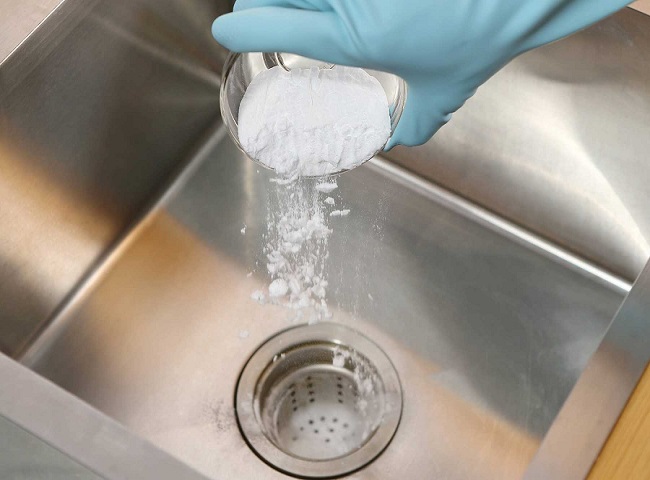 Kết hợp h&oacute;a chất để th&ocirc;ng bồn rửa b&aacute;t nhanh ch&oacute;ng.