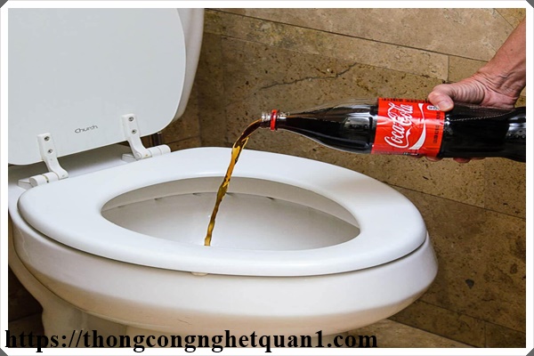 L&agrave;m sạch bồn cầu bằng Coca cola