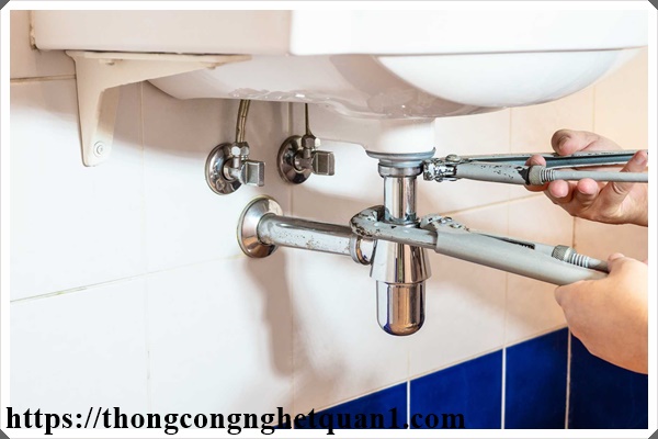 th&ocirc;ng nghẹt bồn rửa tay, lavabo bằng mỏ lết