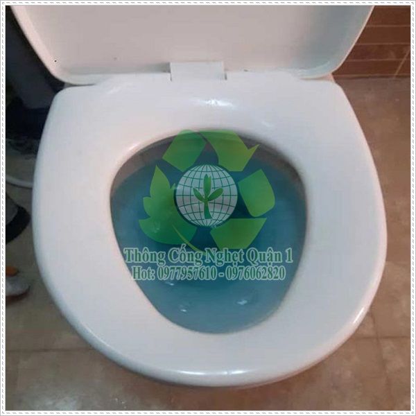 T&aacute;c hại của việc đổ nước x&agrave; ph&ograve;ng v&agrave;o bồn cầu