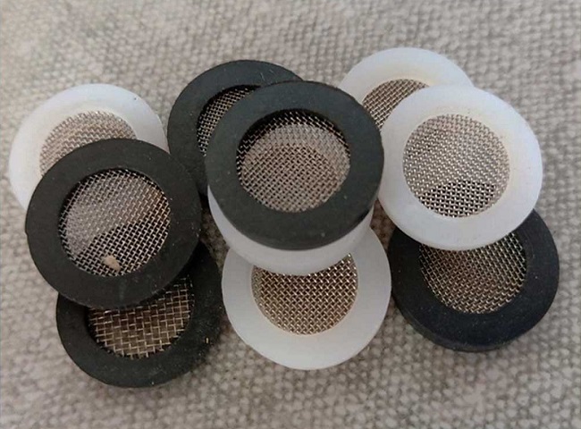 Gỡ gioăng cao su bị r&ograve; rỉ.