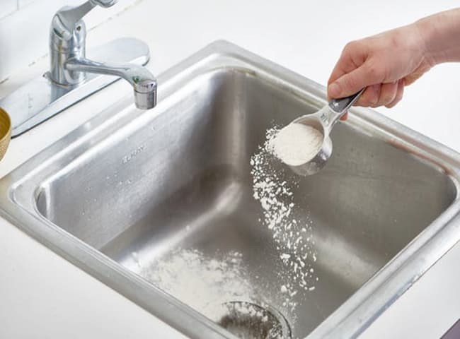 D&ugrave;ng muối ăn để th&ocirc;ng tắc bồn rửa b&aacute;t