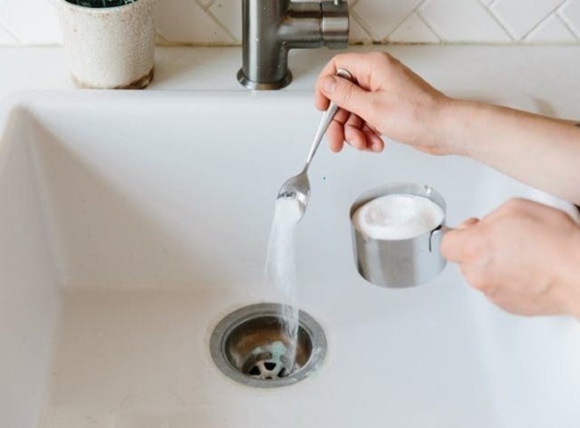 Xử lý rêu trong ống nước bằng baking soda