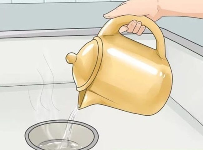 Xử lý rêu trong ống nước bằng nước sôi