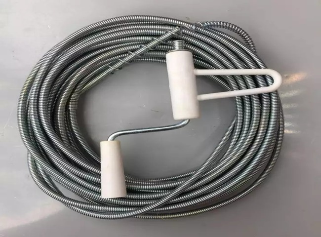 Xử lý rêu trong ống nước bằng dây thông cống